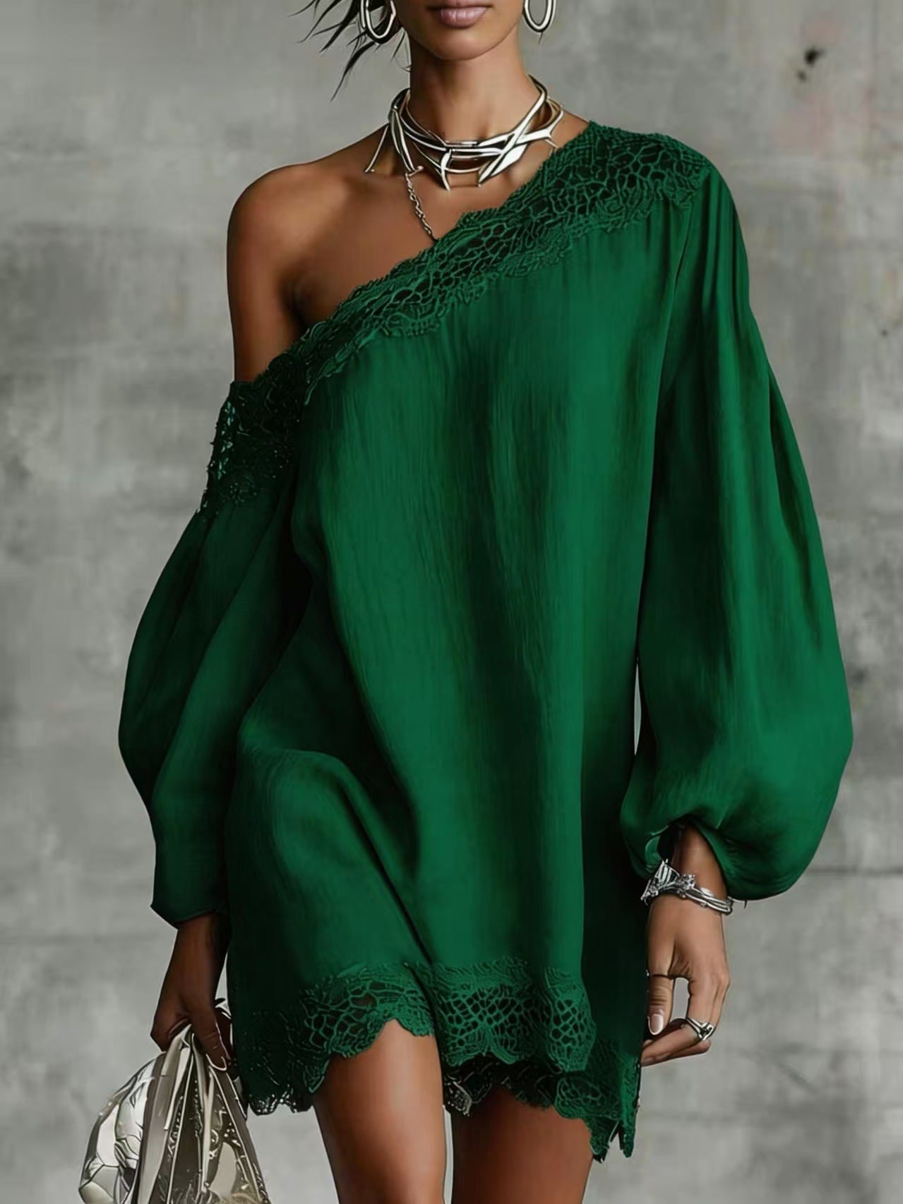 Abito casual con spalle scoperte, dettagli in pizzo e maniche lunghe