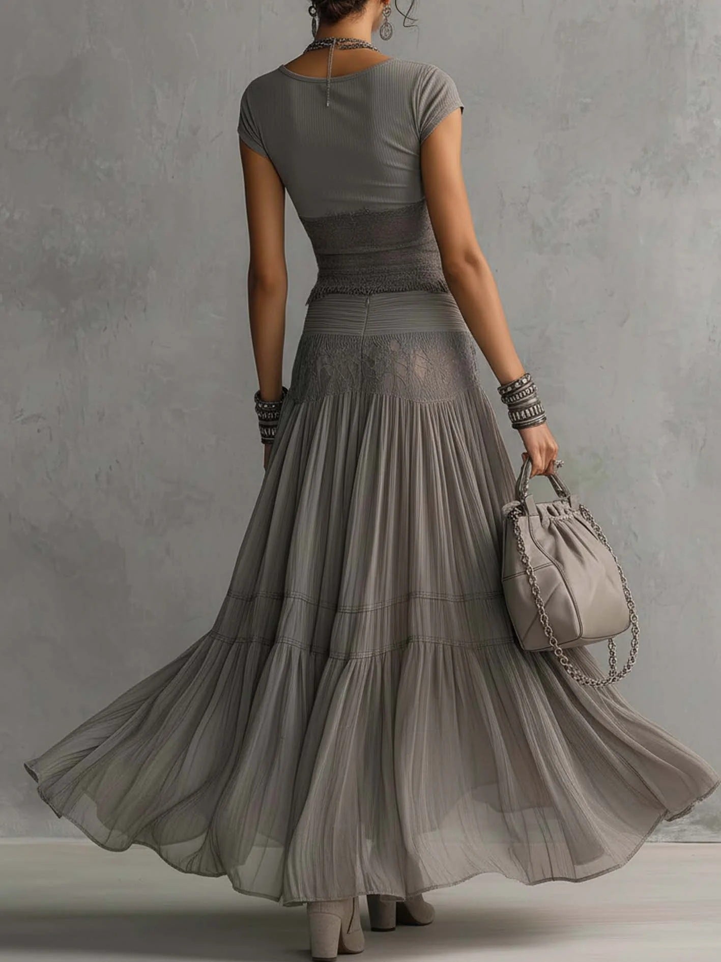 Marianne - Set con top grigio trasparente con inserti in pizzo e gonna lunga plissettata