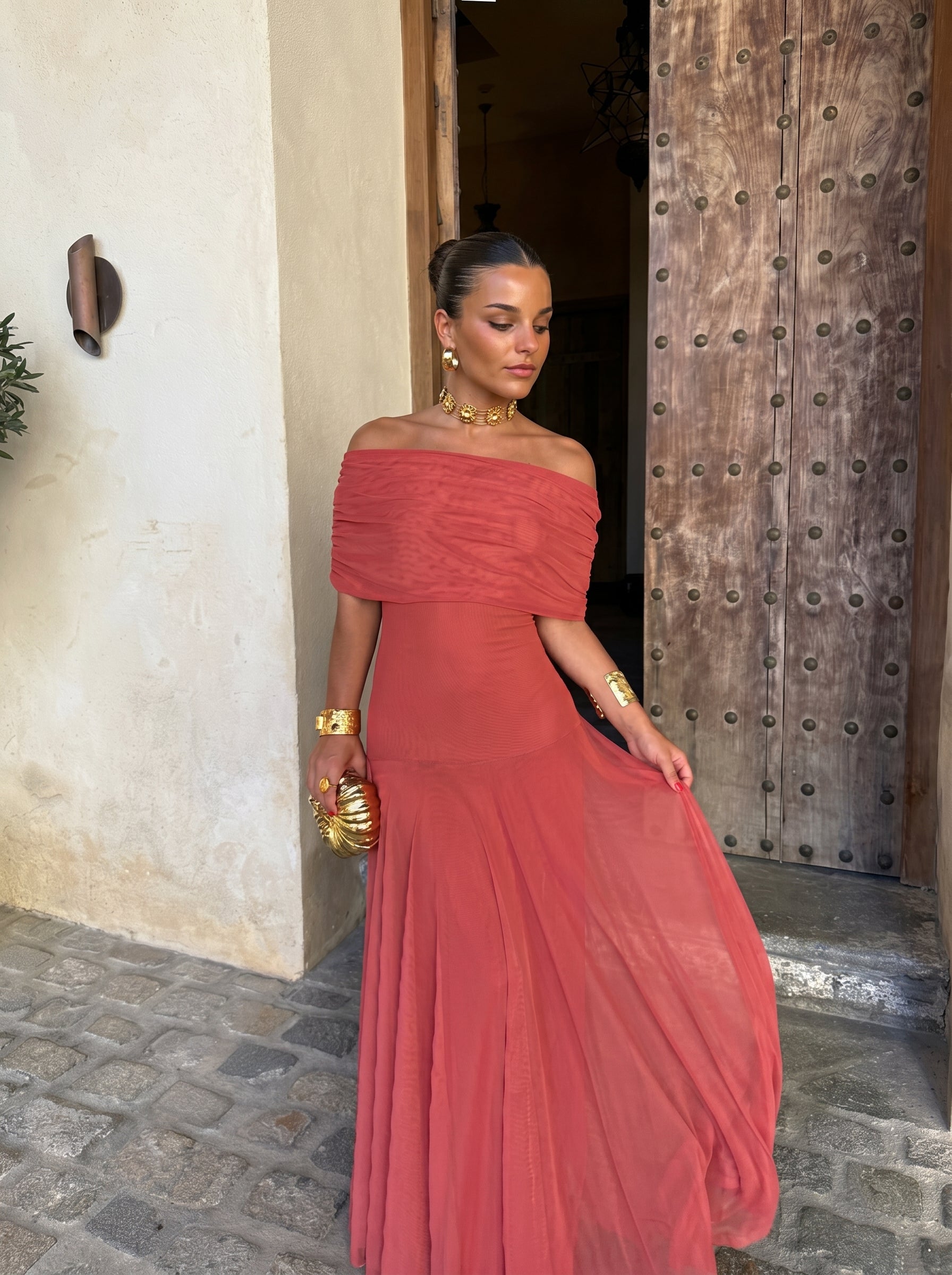 Abito elegante senza spalline in rete
