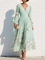 Maxi abito in chiffon plissettato verde menta con motivi floreali