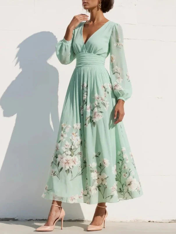 Maxi abito in chiffon plissettato verde menta con motivi floreali