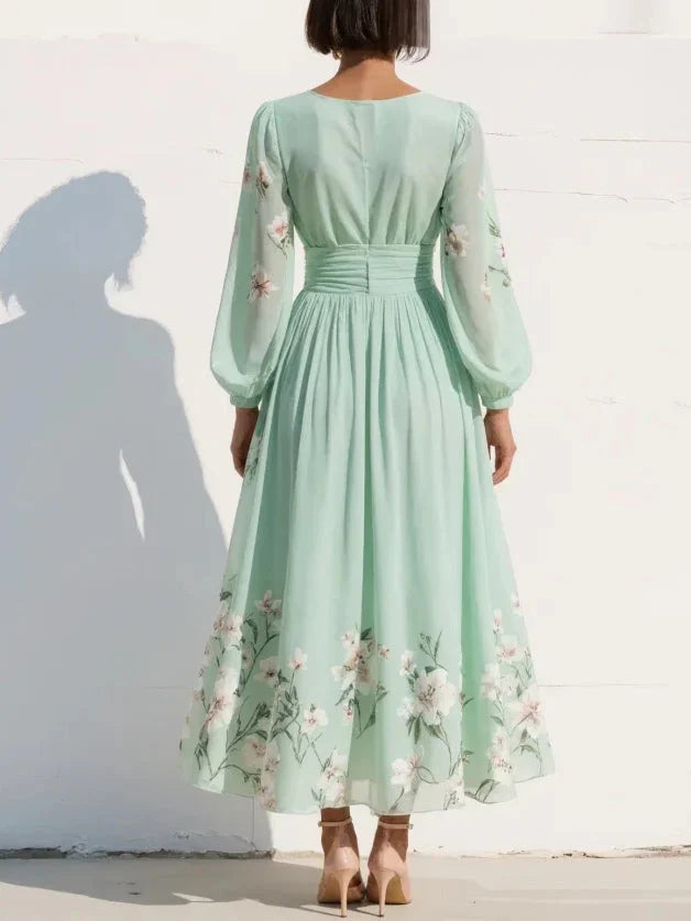 Maxi abito in chiffon plissettato verde menta con motivi floreali